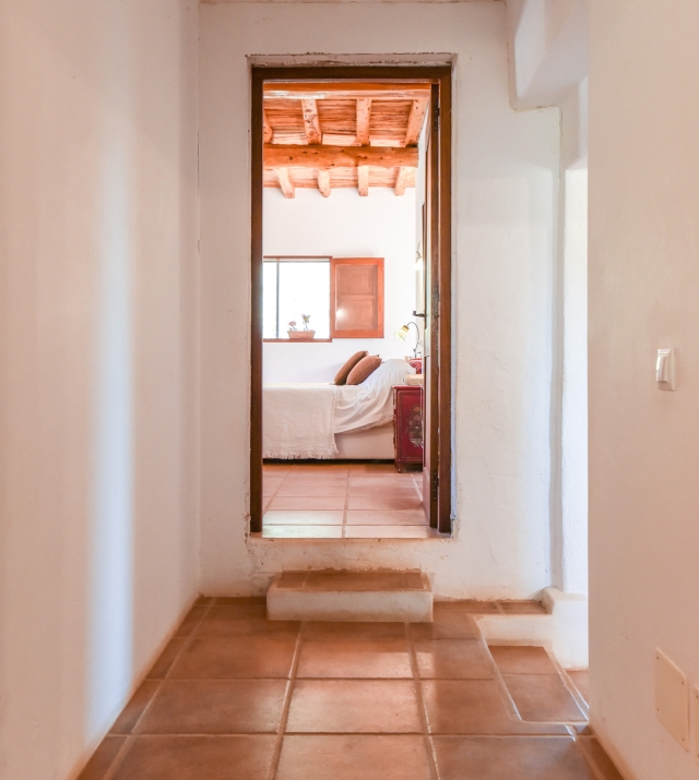 Resa Estate finc for sale Ibiza santa gertrudis te koop spanje hallway.jpg